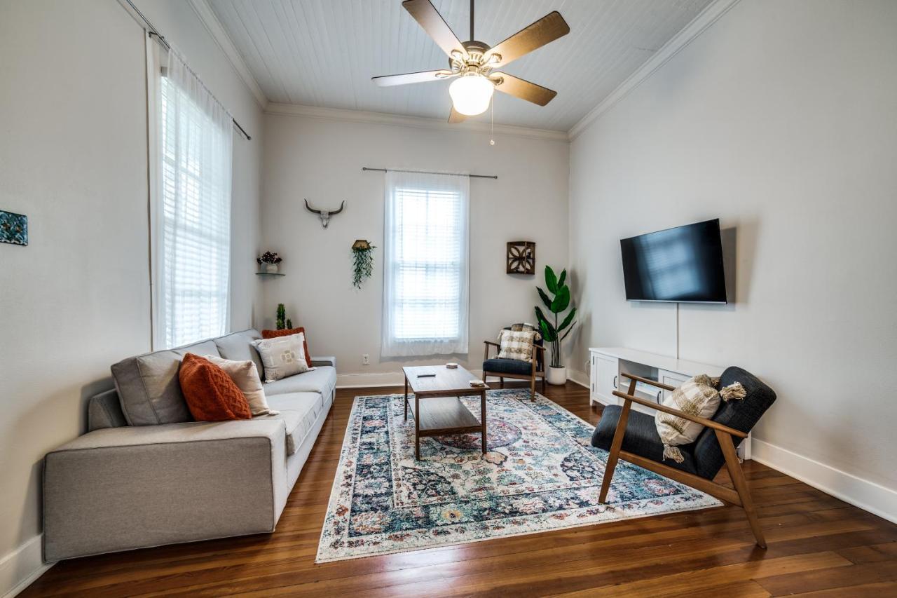 Casa vacanze Downtown Historic 2bdrm, Walk To Riverwalk, Alamo; Beautifully Renovated! *