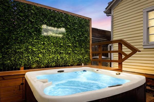 Casa vacanze Downtown Historic 2bdrm, Walk To Riverwalk, Alamo; Beautifully Renovated!